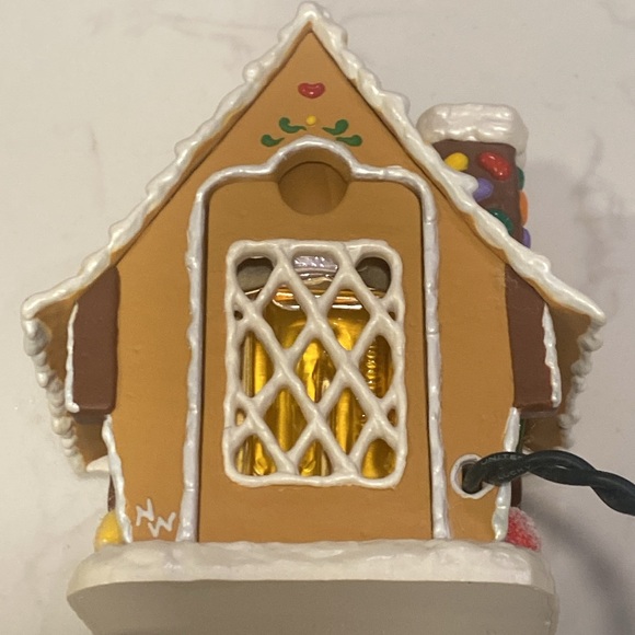 Hallmark Ornament: 2002 light up Gingerbread Cottage - Picture 12 of 13